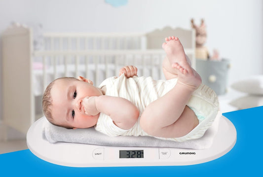 Grundig ważenie niemowlęcia na białej wadze z wyświetlaczem LCD