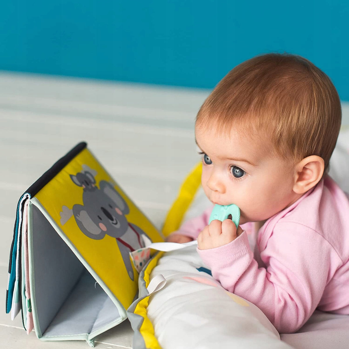 TAF TOYS sensorbok med kontraster och SPEGEL