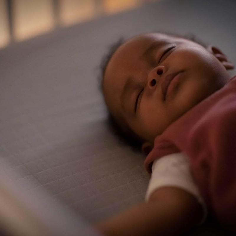 MAXI-COSI Glow inteligentní noční lampička pod postýlku s aplikací 30 cm