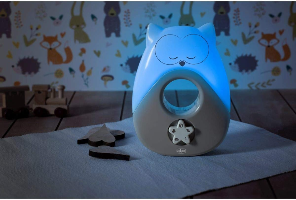 CHICCO Sweet Lights noční lampa s melodiemi a zvuky SOVA 13,5 x 18 cm