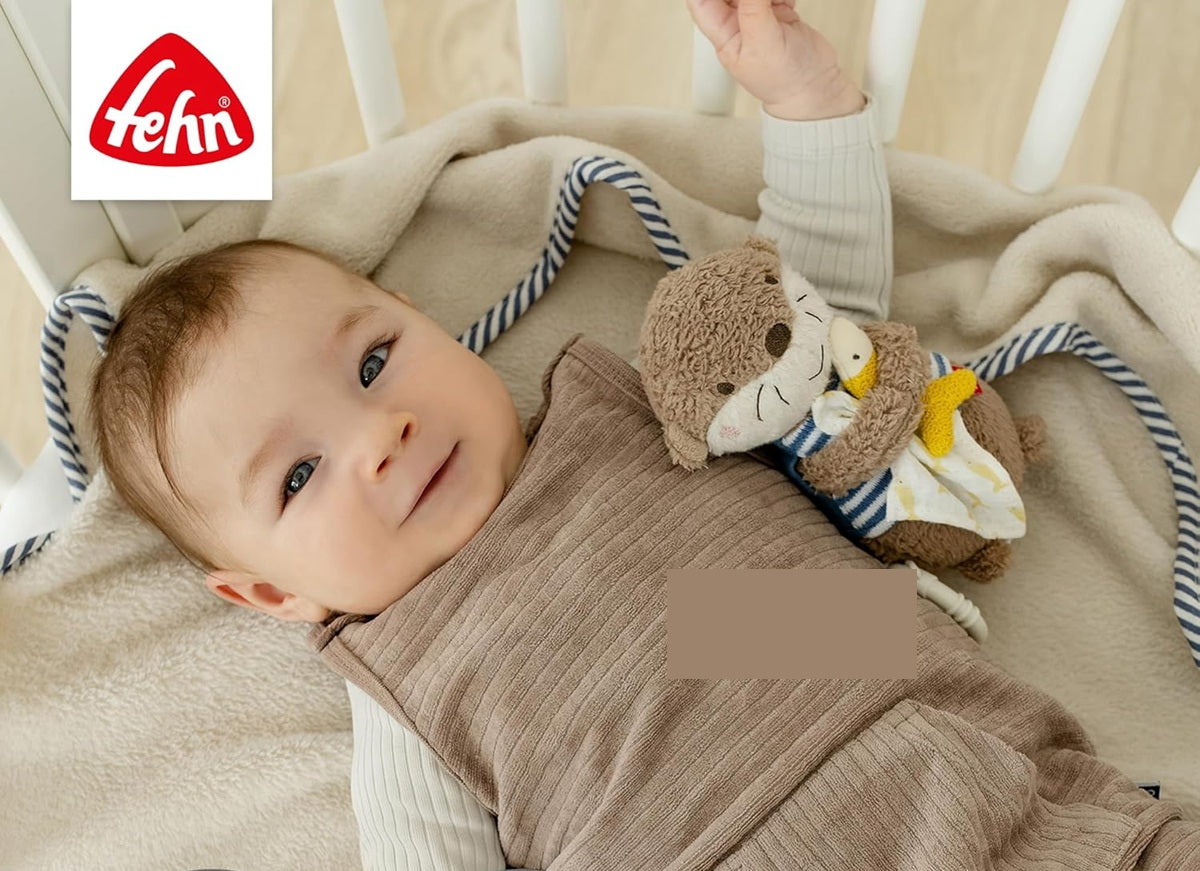 FEHN plyšová závěsná hračka s hracím strojkem VYDRA 17 cm Brahmsova ukolébavka