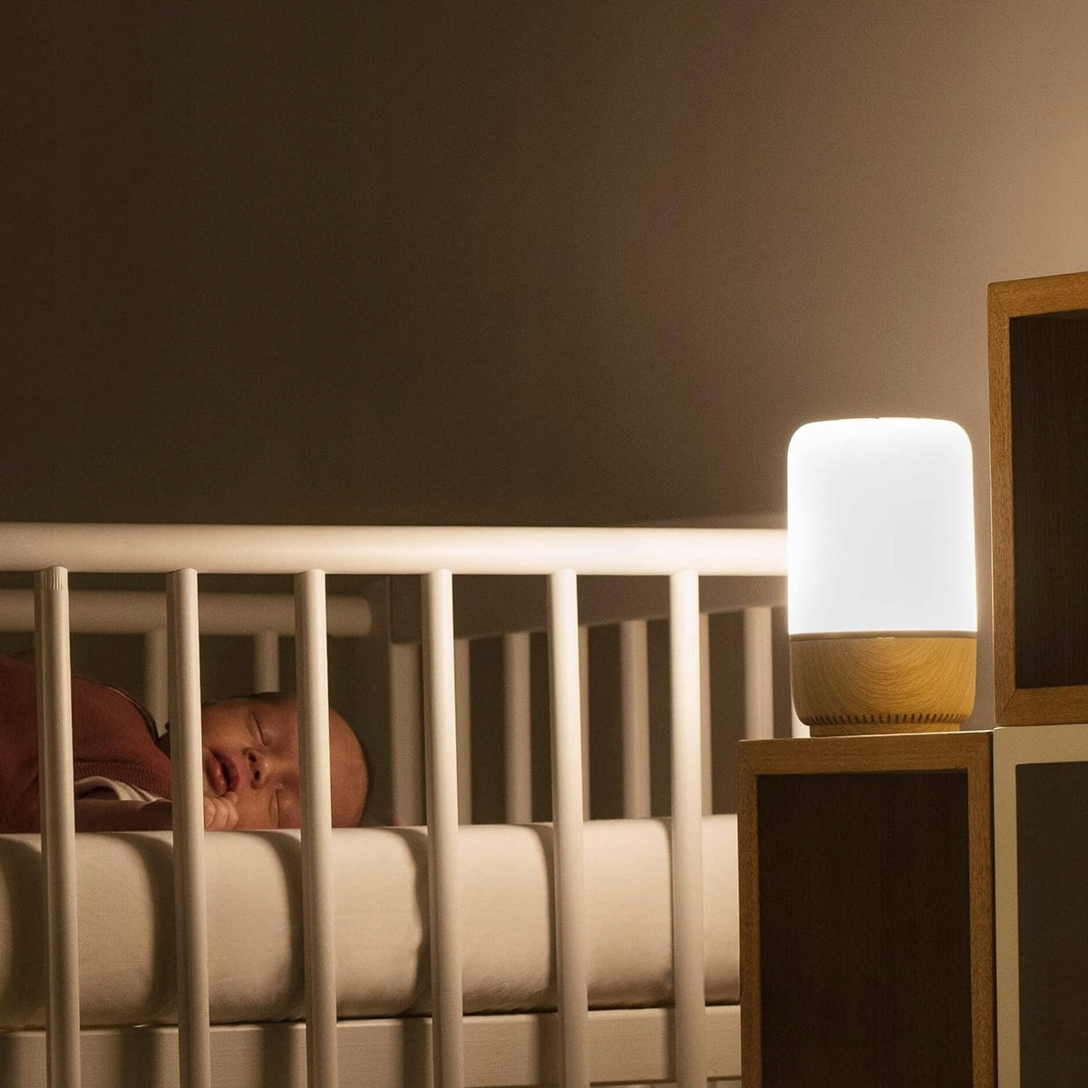 MAXI-COSI Soothe noční LED lampička s reproduktorem aplikace Connected Home