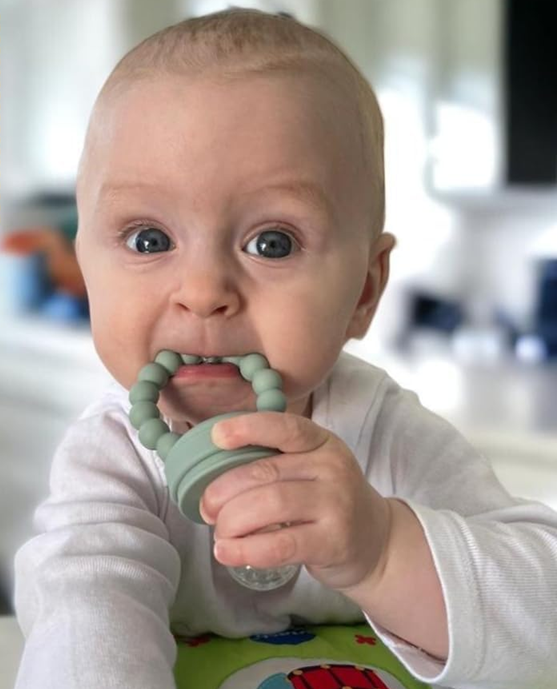 STONNYfruit teether x2, teaspoons x2age 3-24 mcolours green and beigewidth of teether 5.5 cm, length 10.5