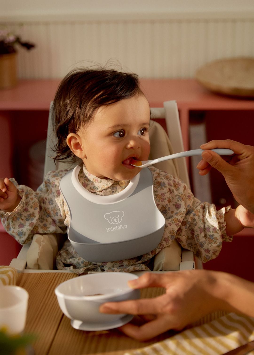BabyBjörn 073004 šedé krmící lžičky s dlouhou rukojetí