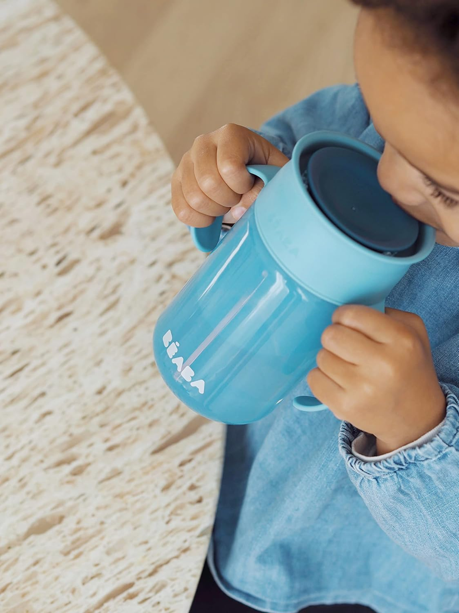 Dziecko trzymające kubek BEABA Training Cup