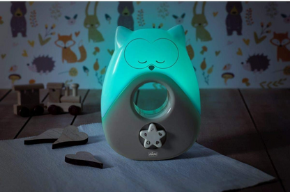 CHICCO Sweet Lights noční lampa s melodiemi a zvuky SOVA 13,5 x 18 cm