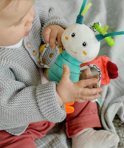 FEHN závesná hračka s vibráciami na kočík, postieľku a autosedačku MOTÝĽ 23 cm