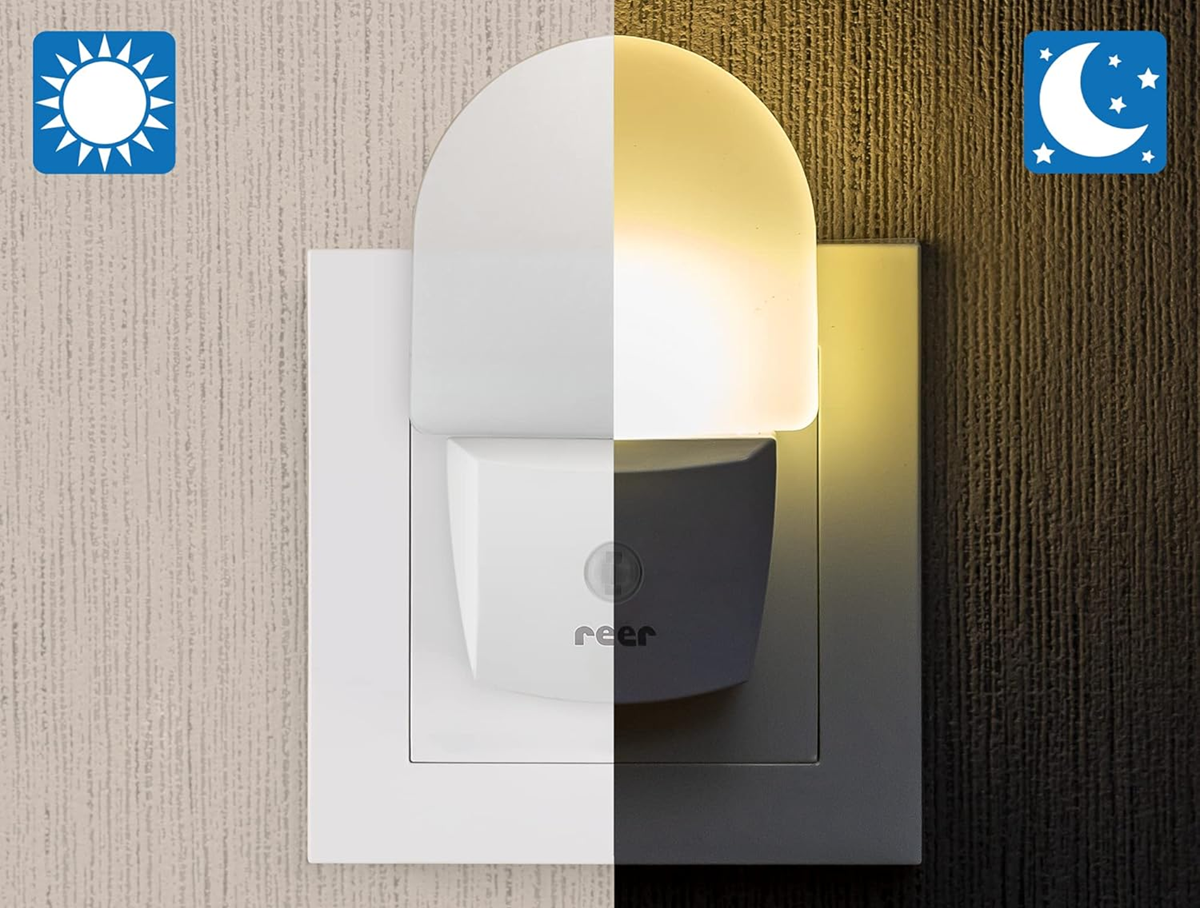 REER NightGuide LED plug-in night light with a dusk sensor, 6 x 9.5 cm – product image 3