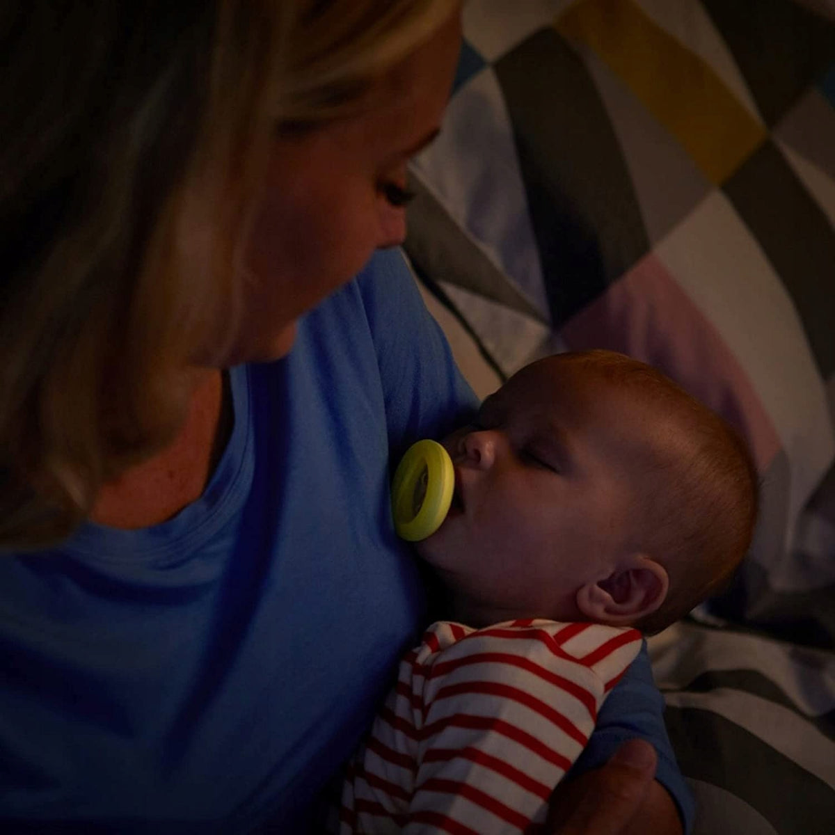 TOMMEE TIPPEE ortodontický dudlík x2 0-6 měsíců SVÍTÍ