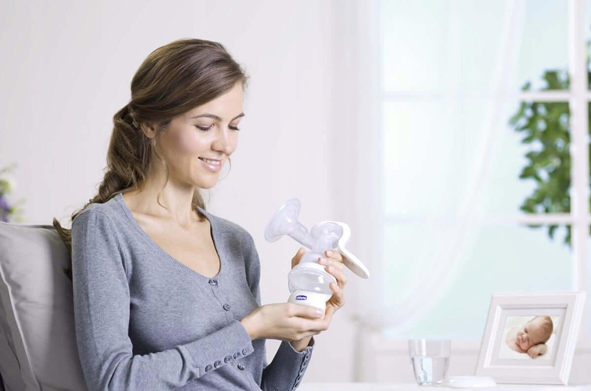 CHICCO Natural Feeling LAKTATOR RĘCZNY 150 ml, ręczny laktator z butelką i smoczkiem, biało-różowy