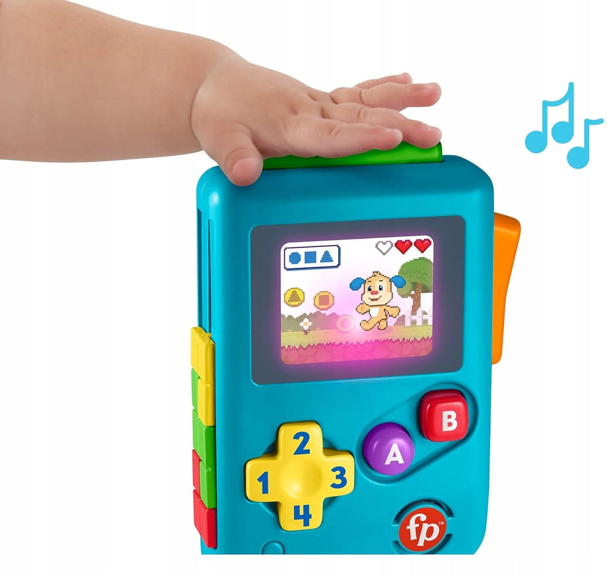 Dłoń naciskająca zielony element konsoli Fisher-Price Lil Gamer; obok zabawki widoczne są graficzne nuty.