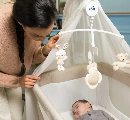 CAM kolotoč s natahovacím hracím strojkem na postýlku