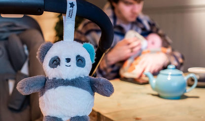 TOMMEE TIPPEE PipPanda závěsná hračka na kočárek s hracím strojkem a lampičkou 12 cm