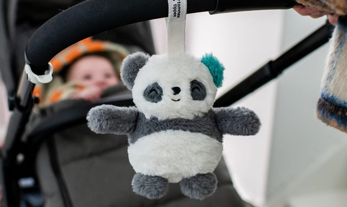 TOMMEE TIPPEE PipPanda závěsná hračka na kočárek s hracím strojkem a lampičkou 12 cm