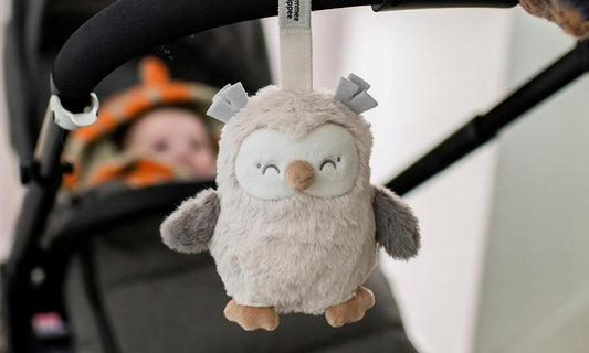 TOMMEE TIPPEE Sowa Ollie FELAKASZTHATÓ JÁTÉK zenélő dobozzal és sírásérzékelővel 15 cm