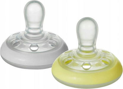 TOMMEE TIPPEE ortodontický dudlík x2 0-6 měsíců SVÍTÍ