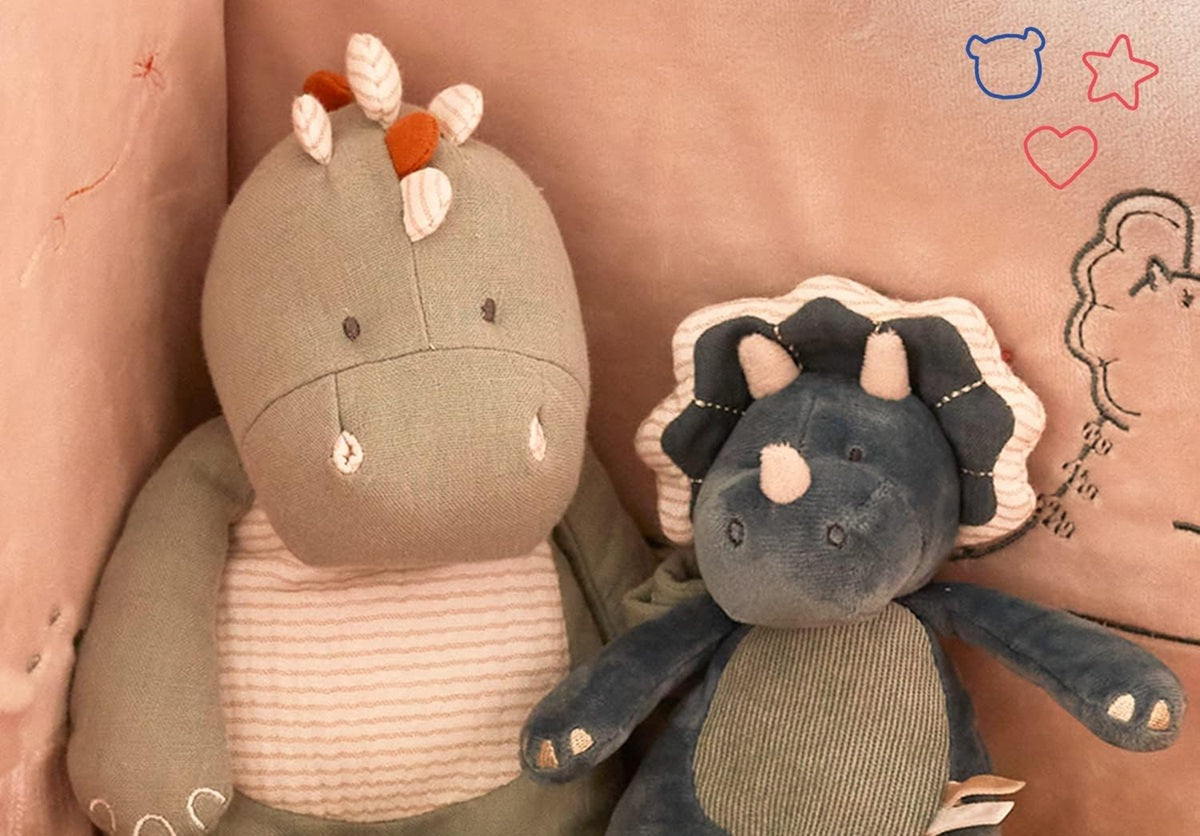 NOUKIE'S plyšová hračka s hracou skrinkou „Brahmsova uspávanka“ TRICERATOPS 20 cm – fotografia produktu 3