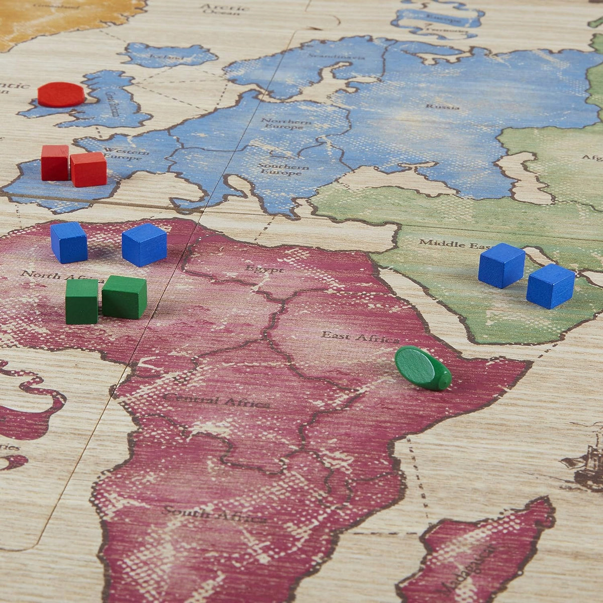 HASBRO Risk strategická hra s dřevěnou hrací deskou a figurkami, FRENCOUZSKÁ VERZE