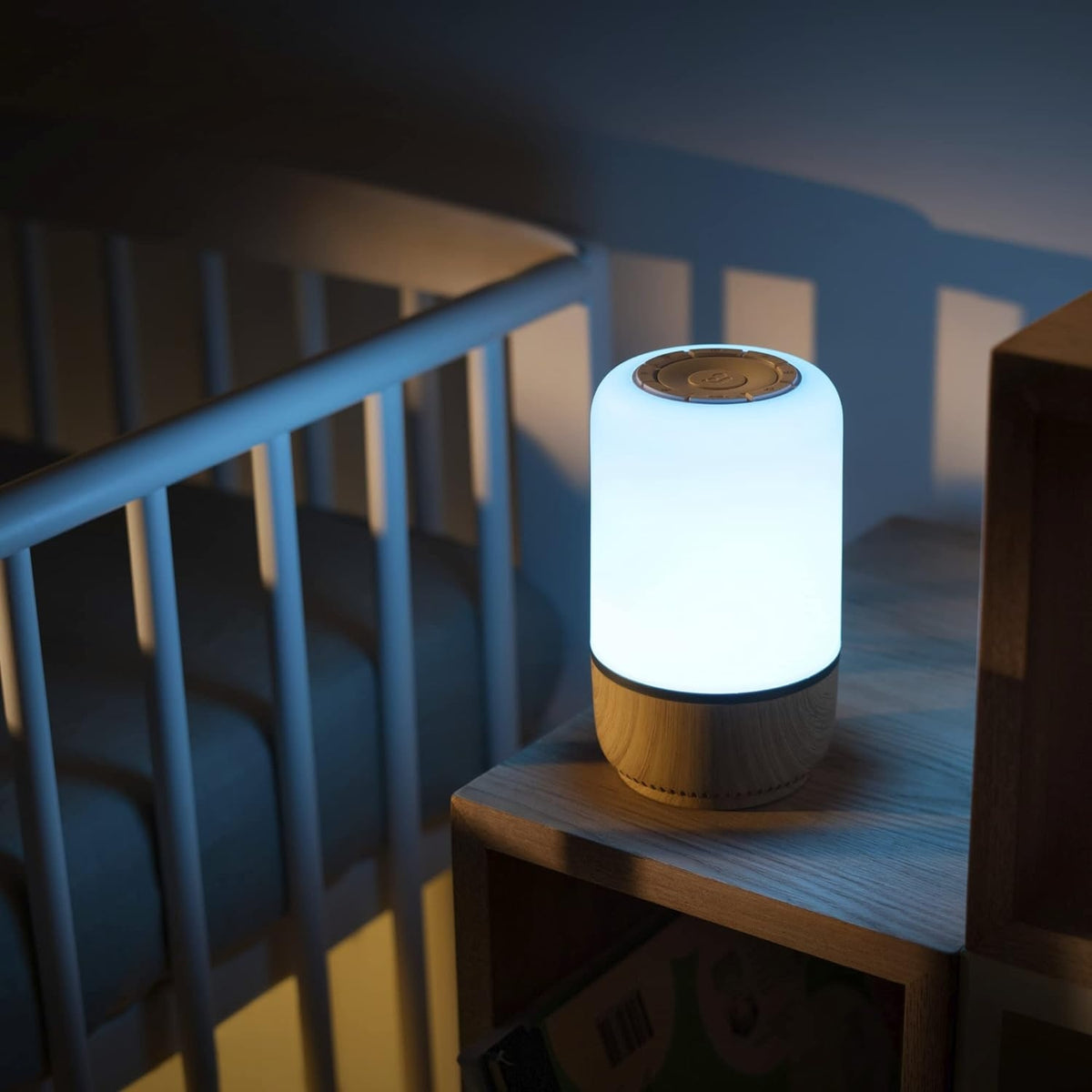 MAXI-COSI Soothe noční LED lampička s reproduktorem aplikace Connected Home