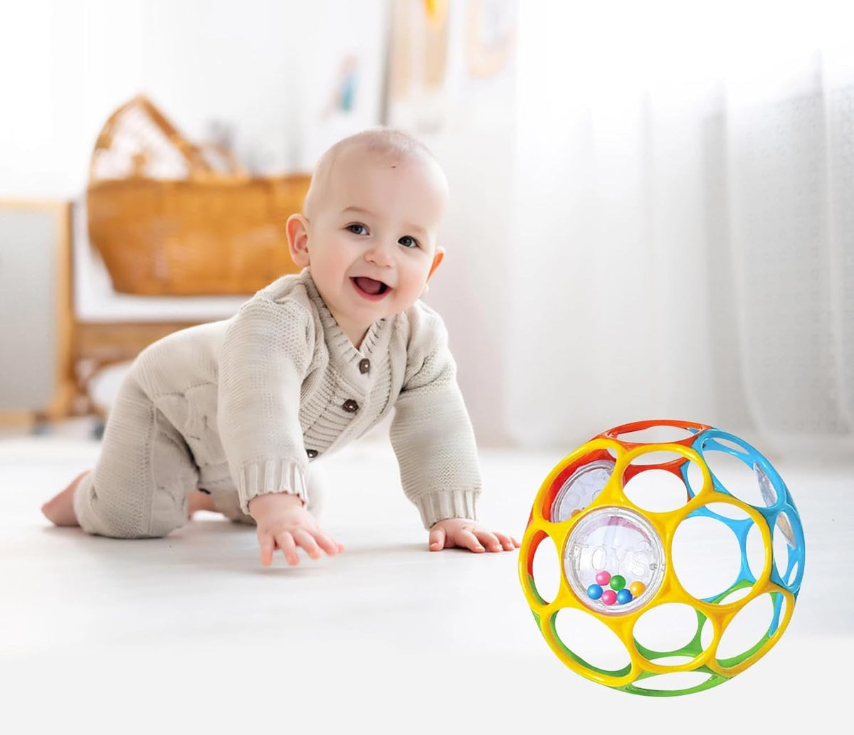 KIKUO Classic Ball kousátko a úchopová hračka - míček s chrastítky 11,5 cm