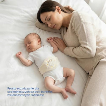 Opiekunka leżąca obok dziecka z jasnym pasem z chmurką na brzuchu; zdjęcie z napisem.