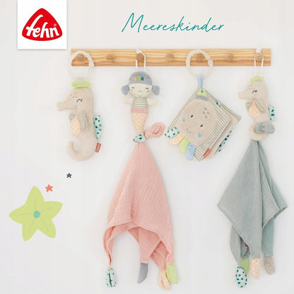 FEHN zawieszka z grzechotką ŻÓŁW 18X17 cm, miękka zabawka sensoryczna dla niemowląt do wózka i łóżeczka