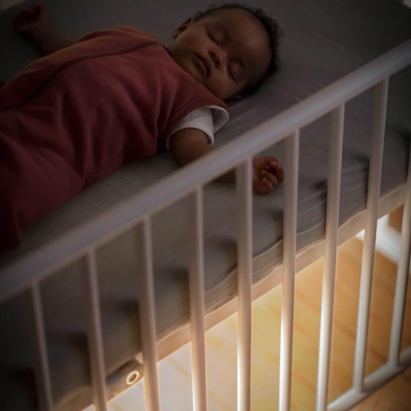 MAXI-COSI Glow inteligentní noční lampička pod postýlku s aplikací 30 cm