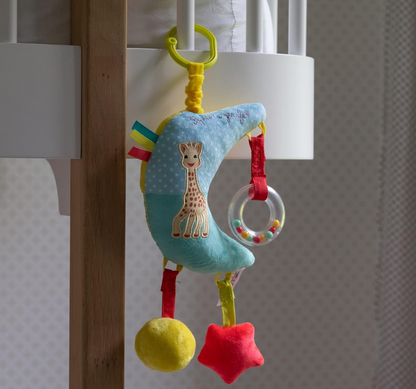SOPHIE LA GIRAFE závěsná hračka s hracím strojkem na kočárek a postýlku 28 cm MĚSÍC